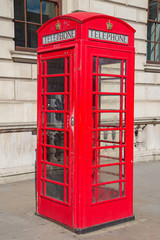 Obraz premium Red telephone booth in London