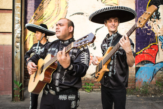 Mexican musicians on street