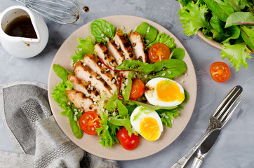 Chicken salad with leaf vegetables and cherry tomatoes