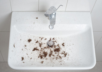 sink after hair cut with trimmer, full of hair - 111946862