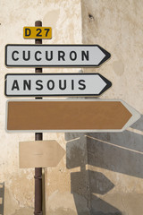 Obraz premium Road Sign to Cucuron and Ansouis from Lourmarin, Provence