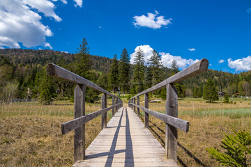 Holzsteg am Lainbach nahe Mittenwald in Oberbayern