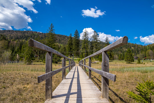 Holzsteg am Lainbach nahe Mittenwald in Oberbayern