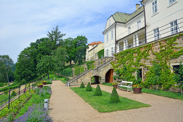 Fototapeta premium Schloss Tetschen / Zámek Děčín, Garten
