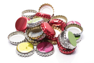 ein haufend Kronkorken isoliert