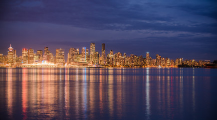 Fototapeta na wymiar Vancouver bei Nacht - Panorama