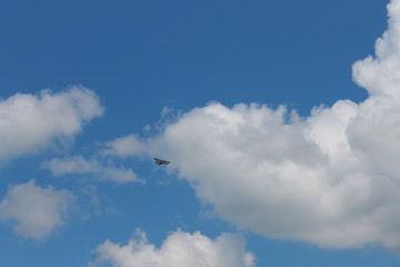 Самолет в голубом небе