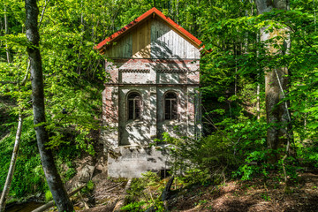 Fototapeta na wymiar Alte Mühle versteckt im Wald der Pähler Schlucht in Bayern