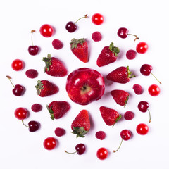 composition en forme de cecle de fruits exclusivement rouges sur arrière plan blanc