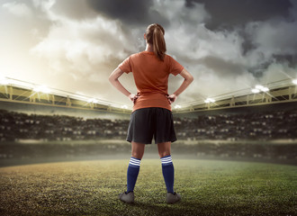 Vrouwelijke voetballer die op het veld staat