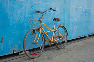 Fototapeta na wymiar Vintage bicycle with blue wall bacground