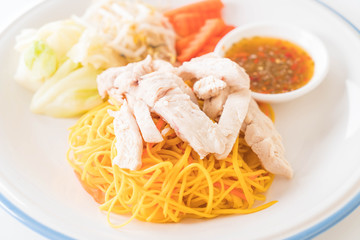 stir-fried noodle with chicken