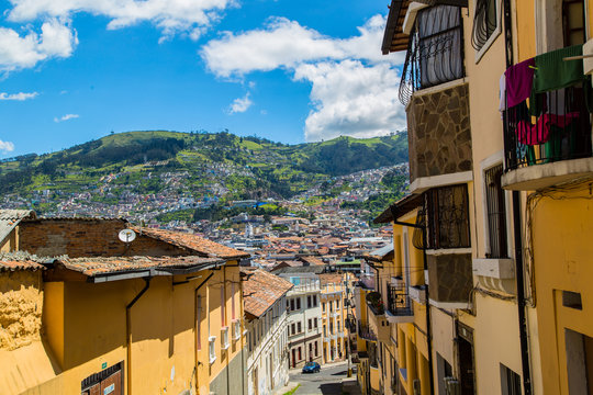 Camino abajo de una colina en Quito