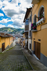 Camino abajo de una colina en Quito