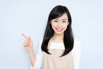 紹介する女性