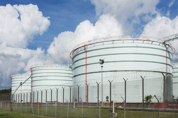 Oil tank