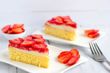 Sponge cake with vanilla pudding filling and strawberry