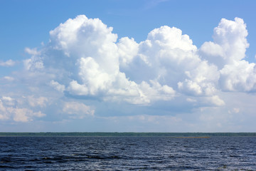Obraz premium Sea and sky with clouds.
