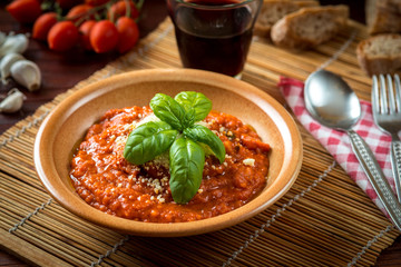 Pappa al pomodoro servita nel piatto e ambientata