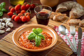 Pappa al pomodoro servita nel piatto e ambientata