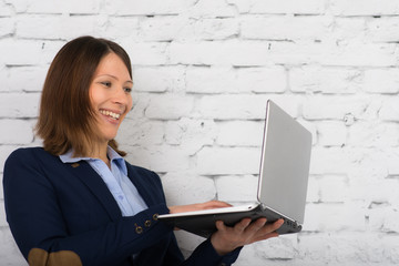 fröhliche frau mit laptop