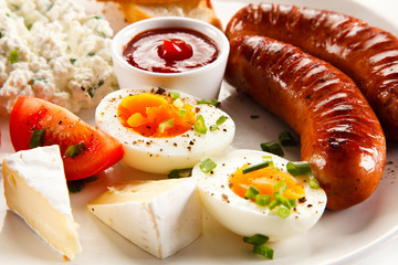 Breakfast - boiled egg, fried sausages, cottage cheese and vegetables 