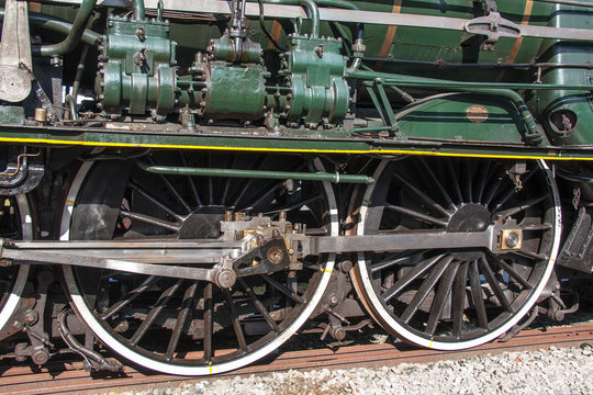 Roues et embiellage sur locomotive &agrave; vapeur