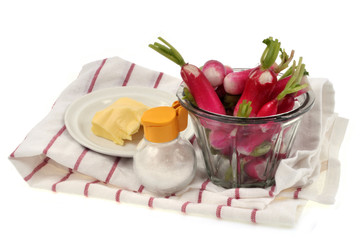 Ramequin de radis avec une salière et une coupelle de beurre 