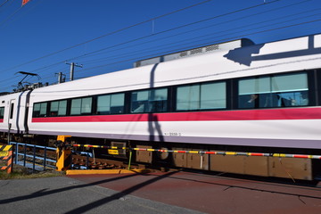 Fototapeta na wymiar 走行中の電車／茨城県の常磐線で、走行中の電車を撮影した、通勤通学イメージの写真です。