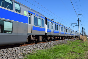 Obraz premium 走行中の電車／茨城県の常磐線で、走行中の電車を撮影した、通勤通学イメージの写真です。