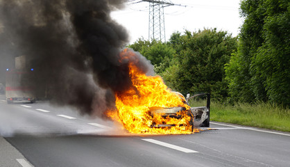 Ein Auto brennt lichterloh auf der Autobahn - 111997826