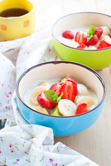 yougurt with strawberries, kiwi and banana.