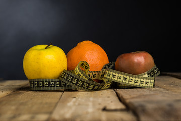 Frutta con sfondo scuro con dettaglio metro. 