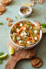 insalata con melone, cetriolo, formaggio e crackers