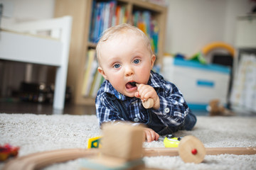Baby kostet das Holzspielzeug