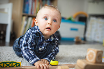 Baby lauscht