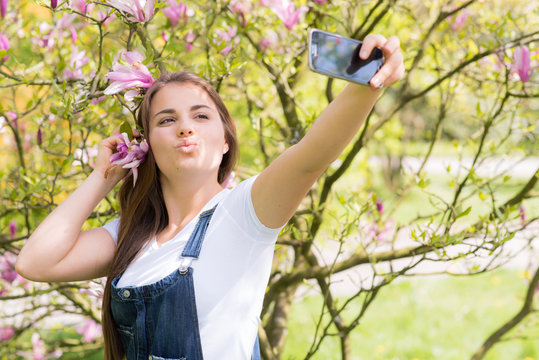 teenager macht ein selfie im frühling