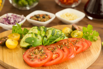 Gemüse, Zwiebel, Tomate, Knoblauch, Gurke und Dekoration