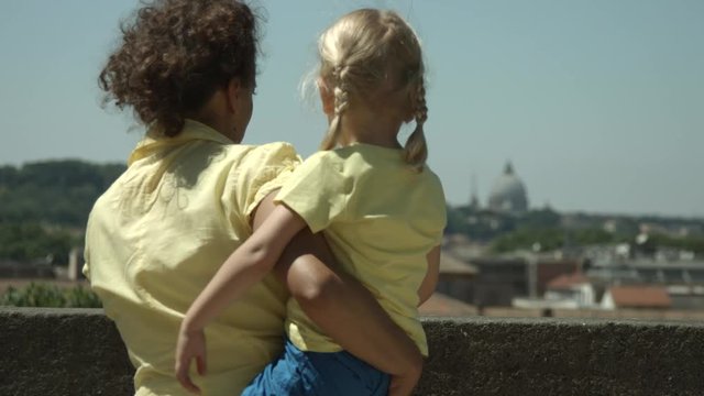 Mamma con bambina dai capelli biondi guarda il panorama a Roma, Italia, Europa