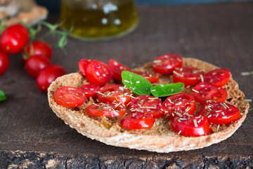 Freselle con pomodori fotografate su base in legno