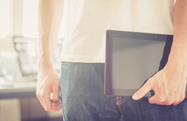 Mann mit weiße Shirt, Jeans und Tablet, closeup