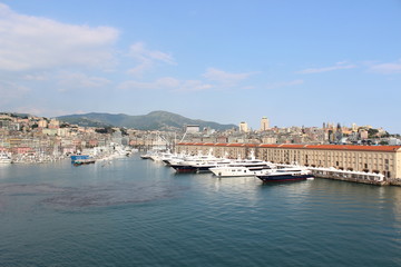 Fototapeta premium Arrivée dans le port de Gênes, Italie, Europe