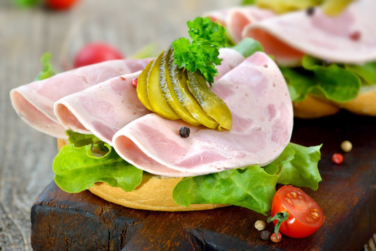 Garniertes Brötchen Mit Bierschinken Und Essiggurke  - Open Faced Sandwich With Sliced Ham Sausage And Pickles