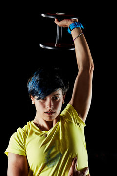 Ragazza solleva pesi in palestra