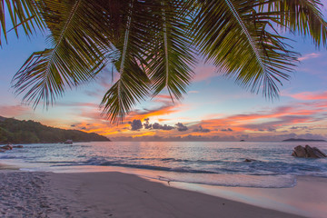 coucher de soleil sur la plage d'Anse Lazio, Praslin, Seychelles 
