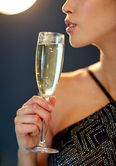 close up of woman drinking champagne at party © Syda Productions
