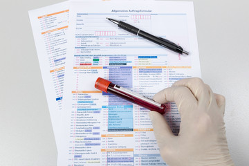 Blutprobe und Analyseformular