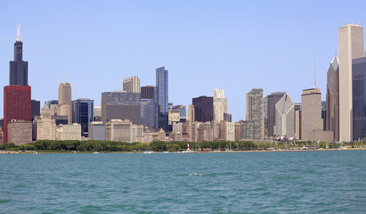 Fototapeta na wymiar Chicago skyline and Grant park viewed from Michigan Lake