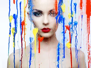Selbstklebende Fototapete Foto des Tages Schönes Modell durch das Glas mit leuchtenden Farben