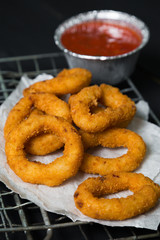 Fried onion rings with sauce